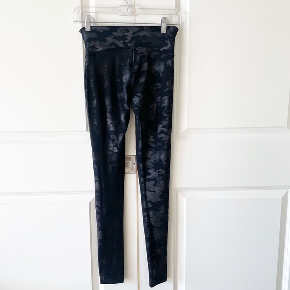 Spanx Faux Leather Camo Black High Waisted Leggings Size Small - Picture 8 of 9